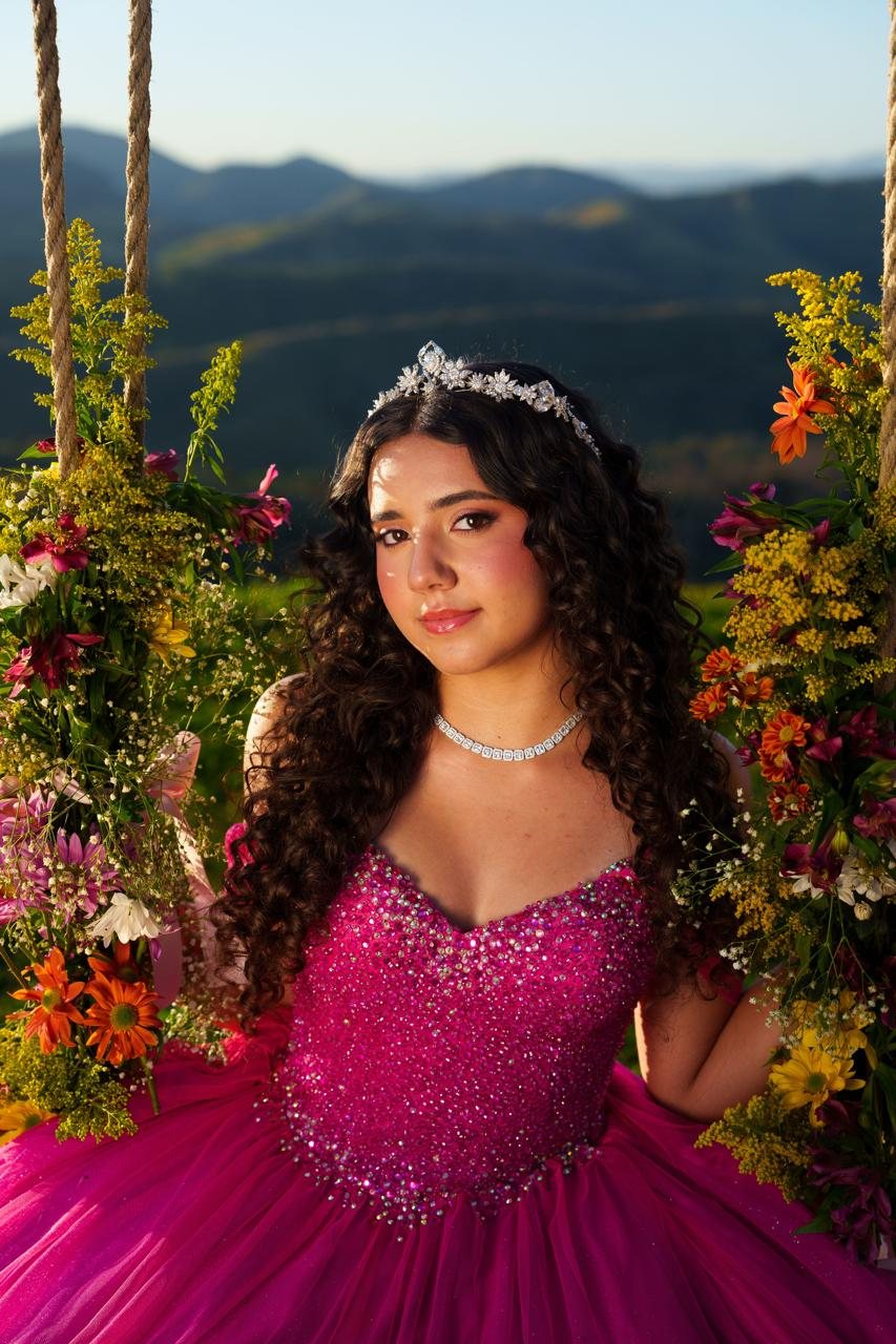 Lara no balanço de flores com a coroa