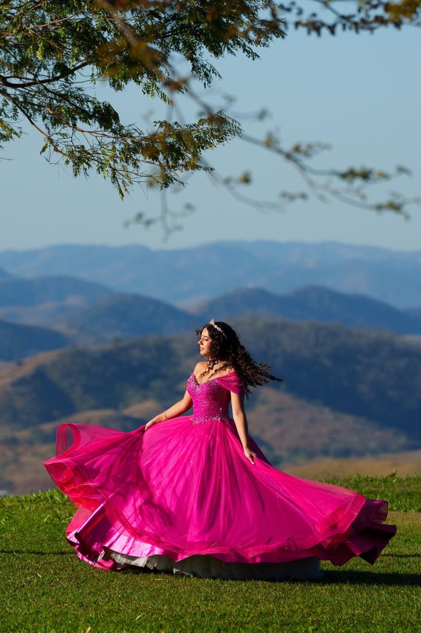 Lara rodopiando com as montanhas ao fundo